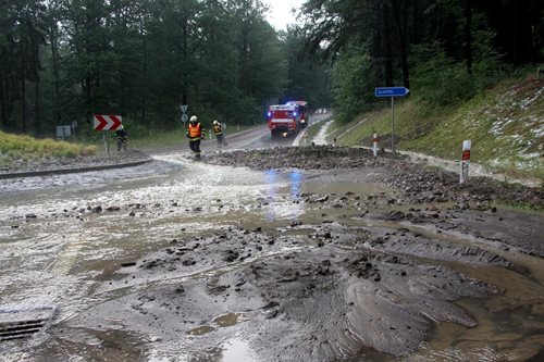 Silná bouřka doprovázená krupobitím a přívalovým deštěm v okolí Pozlovic si vyžádala zásah desítek hasičů.
