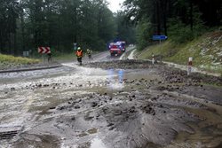 Silná bouřka doprovázená krupobitím a přívalovým deštěm v okolí Pozlovic si vyžádala zásah desítek hasičů.