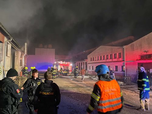 Požár skladovaného odpadu způsobil zásadní škody a prověřil rozsáhlý zásah