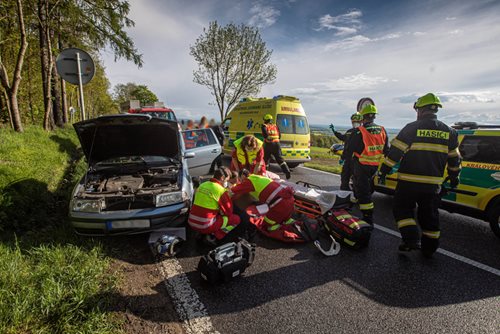 Pro zraněného motorkáře letěl vrtulník LZS