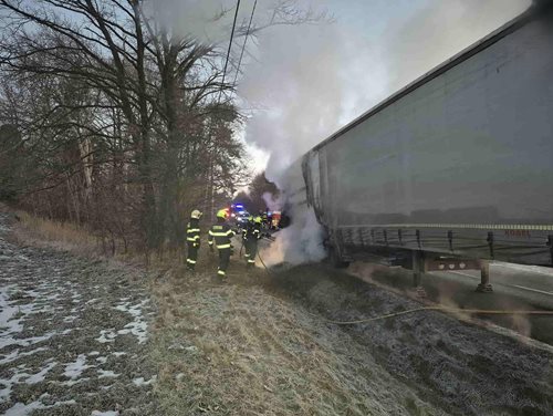 Požár nákladního vozidla ohrozil provoz na silnici