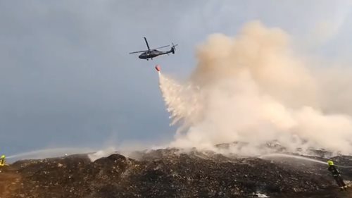 Sedmdesát hasičů, Black Hawk a těžká technika. Požár skládky zaměstnal jednotky celou noc