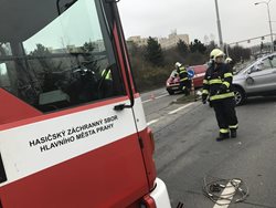 V Türkově ulici na pražském Jižním Městě likvidovali hasiči nehodu dvou vozidel