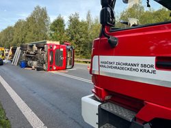 Dopravu na silnici č. 33 omezoval několik hodin převrácený kamion