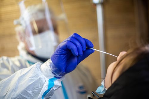 Hasiči pomáhají s testováním obyvatel, nově i pomocí antigenního testování přímo v obcích