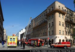 Požár v půdním prostoru v Praze 8 likvidovaly dvě jednotky hasičů