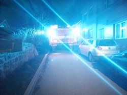 Špatné parkování řidičů zavinilo zdržení hasičů cestou k požáru i odřená vozidla