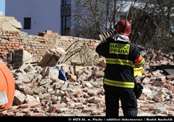 Hasiči ze tří jednotek zasahovali u pádu zdi v Praze 5, jedna osoba nepřežila