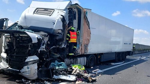 Kolona na D8 skončila nehodou dvou kamionů. Zraněnému řidiči pomáhali hasiči