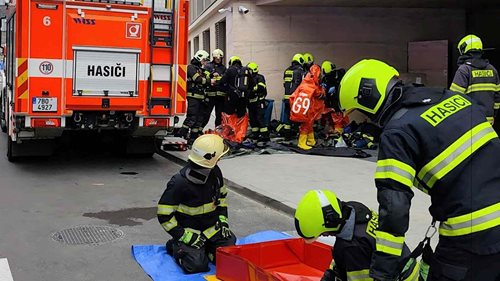 Únik chemické látky v budově. Na místě zasahují složky IZS, ulice je neprůjezdná