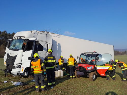 Rychlý zásah hasičů a záchranářů po nehodě nákladního vozidla