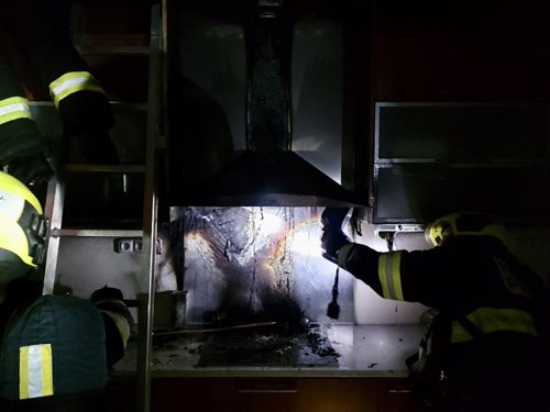 Požár v bytě donutil obyvatele k rychlé evakuaci
