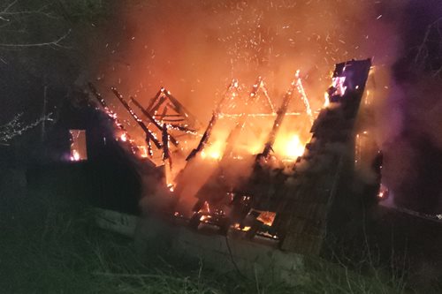 Chata zcela zničena požárem