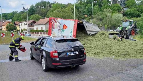 Traktor rozsypal náklad na silnici. Jedno auto skončilo pod jeho hromadou