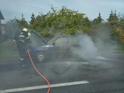 Požár osobního auta ve Varnsdorfu