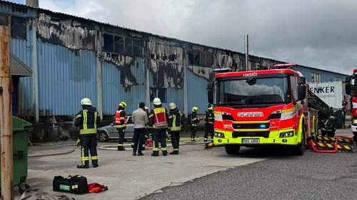 Požár výrobní haly zaměstnal hasiče z Česka i Německa. Hořela provozovna se zpracováním hořčíku