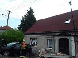 Auto narazilo do domu a narušilo přívod plynu