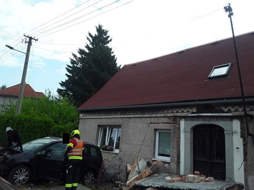 Auto narazilo do domu a narušilo přívod plynu