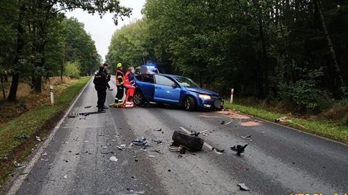 Čelní střet dvou aut zablokoval silnici, dva lidé skončili v péči záchranářů