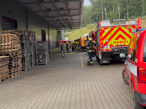 Požár v Hazlově: Pět hasičských jednotek bojuje s plameny