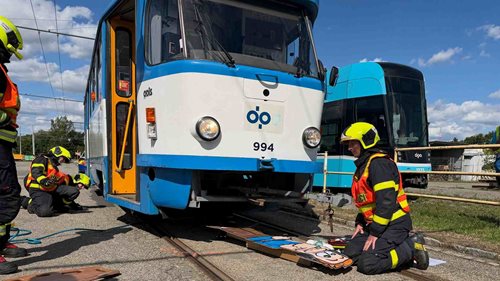 Chodec skončil pod tramvají. Hasiči při ukázce předvedli náročné vyproštění