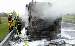 Dvě jednotky hasičů zasahovaly u požáru kabiny kamionu Škoda je odhadnuta na 700 tisíc korun. Provoz na silnici byl více než dvě hodiny omezený. 