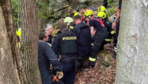 Pád osoby ze skály zaměstnal hasiče i dva policejní vrtulníky