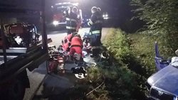V ranních hodinách havaroval řidič s osobním vozem. Vyprostit ho museli hasiči