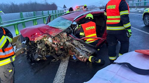 Čelní střet vozidel si vyžádal zranění dvou osob