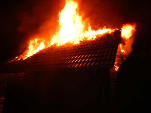 V kempu Radava shořela dnes nad ránem chata