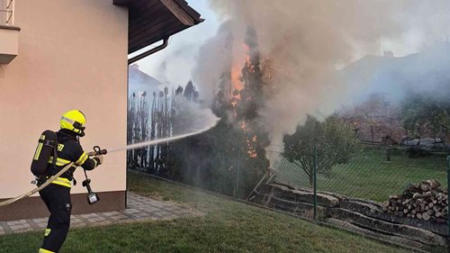 Jiskra z grilu zapálila túje. Požár ohrožoval domy, škoda dosáhla 650 tisíc korun