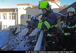 Požár balkónu v posledním patře obytného domu v Praze 5 se na střechu naštěstí nerozšířil
