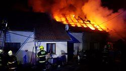 V Tuchoměřicích zasahovalo sedm jednotek u požáru rodinného domu 