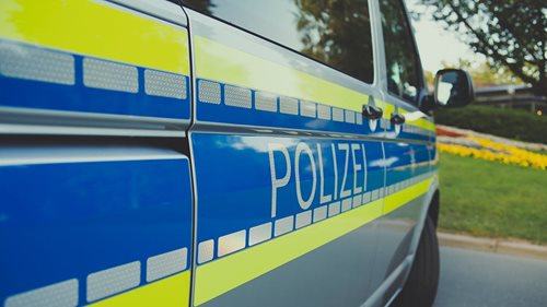 Auto letělo 25 metrů vzduchem, porazilo strom a převrátilo se. Řidič přežil bez těžkých zranění