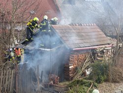 Nevychladlý popel způsobil požár zahradní chatky