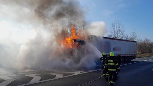 Rychlý zásah hasičů zastavil požár nákladního vozidla na D5