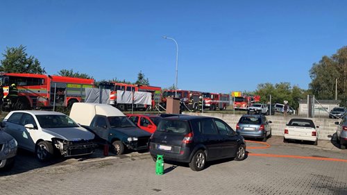 Požár autoservisu způsobil milionové škody. Jeden muž utrpěl popáleniny