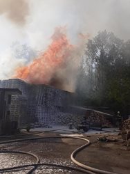 Při požáru palet v Milovicích byl vyhlášen třetí stupeň poplachu