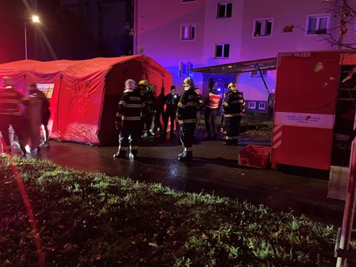 Požár bytu kvůli koloběžce vyhnal v noci desítky lidí z domova