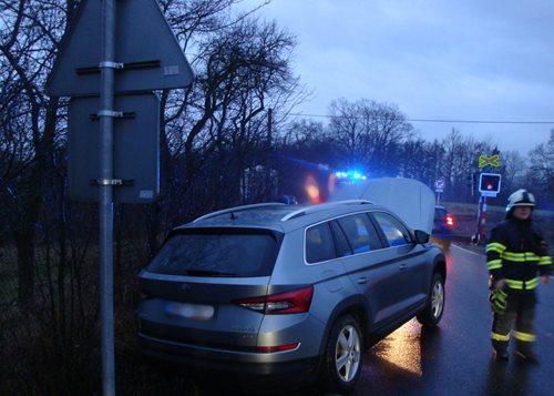 Ranní dopravní nehoda  u Jaroměře u železničního přejezdu bez zranění řidiče