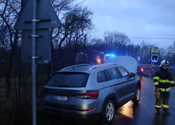 Ranní dopravní nehoda  u Jaroměře u železničního přejezdu bez zranění řidiče