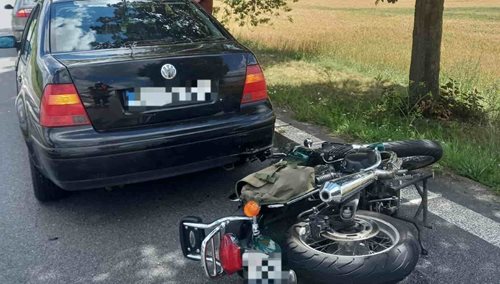 Střet motorkáře s osobním autem zaměstnal hasiče. Motocykl vyprošťovali speciální technikou