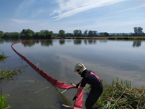 V obci Spytihněv unikla do řeky ropná látka