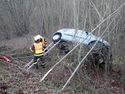 Hlučínští hasiči vyprošťovali řidičku havarovaného citroënu v porostu