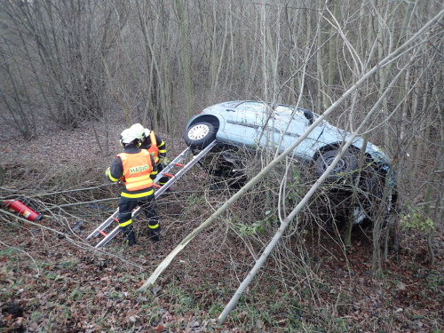 Hlučínští hasiči vyprošťovali řidičku havarovaného citroënu v porostu