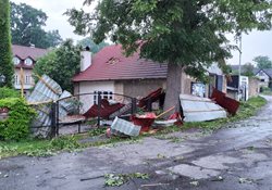 Následky velmi silné bouřky likvidovali hasiči celou noc