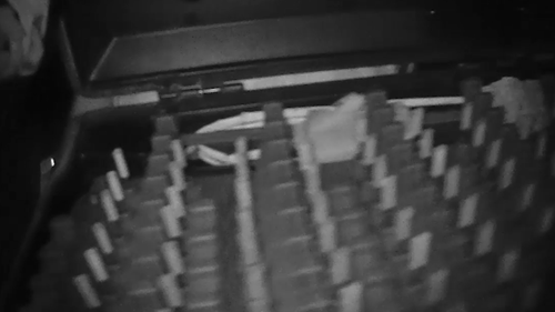 Řidiče zastavily až probodané pneumatiky po riskantní jízdě