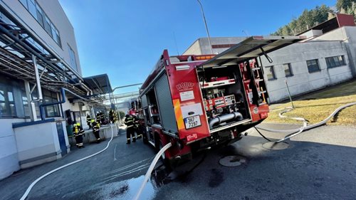 Při požáru technologií ve výrobní hale ve Velkém Poříčí