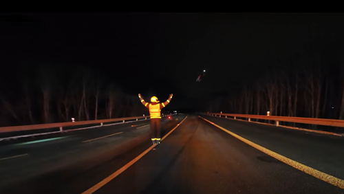 Nehoda osobního a nákladního vozidla zastavila dopravu a vyžádala si zásah IZS