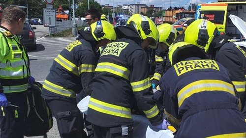 Střet auta s motocyklem poškodil další vozidla. Zraněného převzali záchranáři